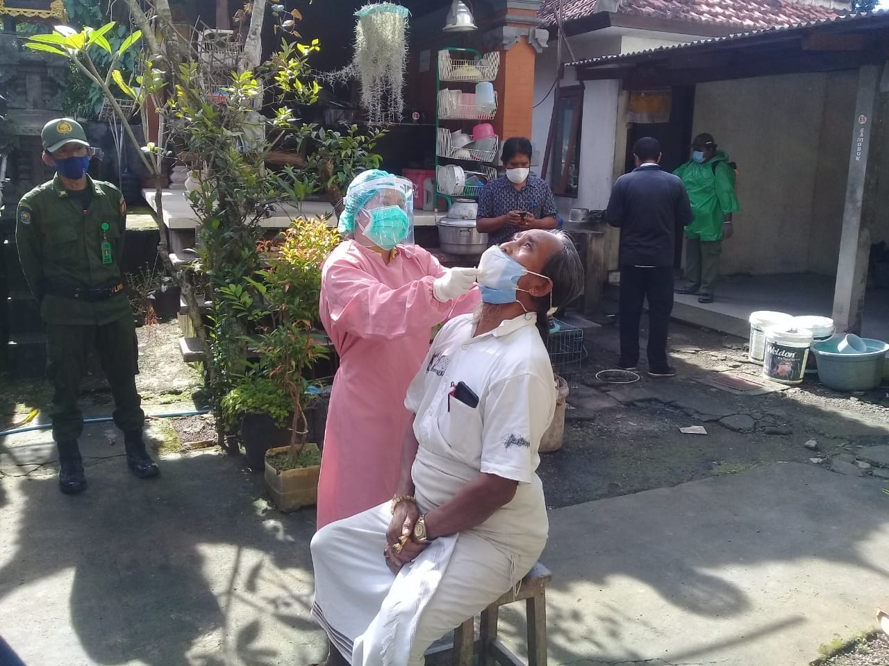 Giat penyemprotan disenfektan, traking, dan swab
