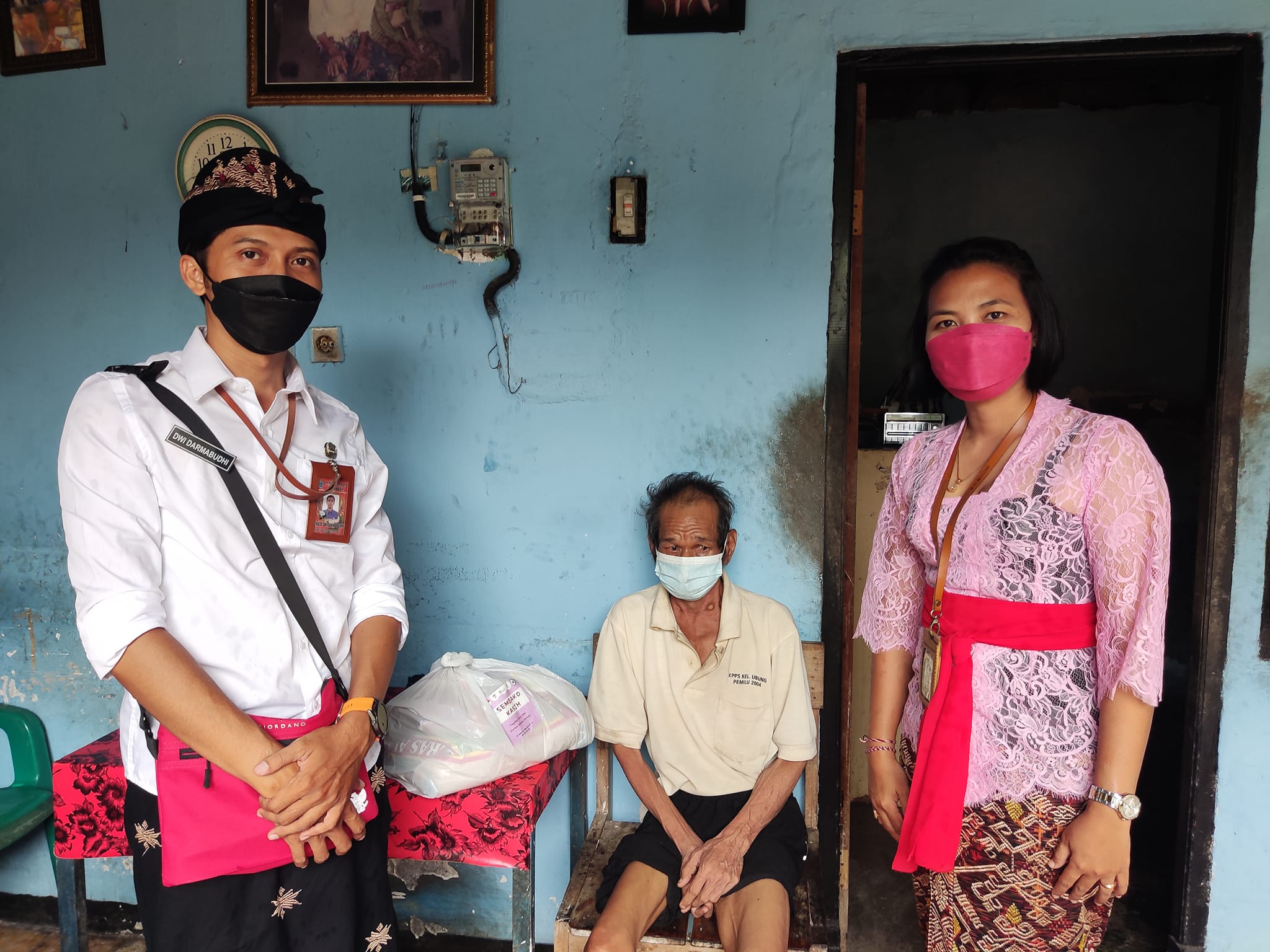 Pemberian bantuan sembako dari yayasan bina ilmu kepada warga penyandang disabilitas